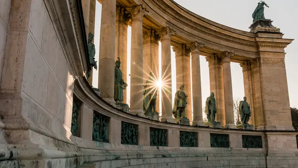 Descubre la Plaza de los Héroes, Hungría en el free tour esencial
