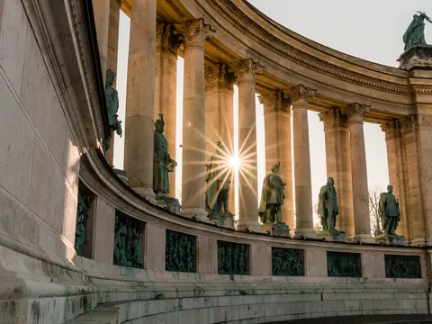 Descubre la Plaza de los Héroes, Hungría en el free tour esencial
