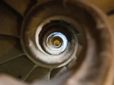 Escalera de caracol vista desde arriba en la Sagrada Familia de Barcelona