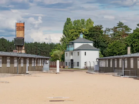 Vista general del campo de concentración de Sachsenhausen con torre y barracones