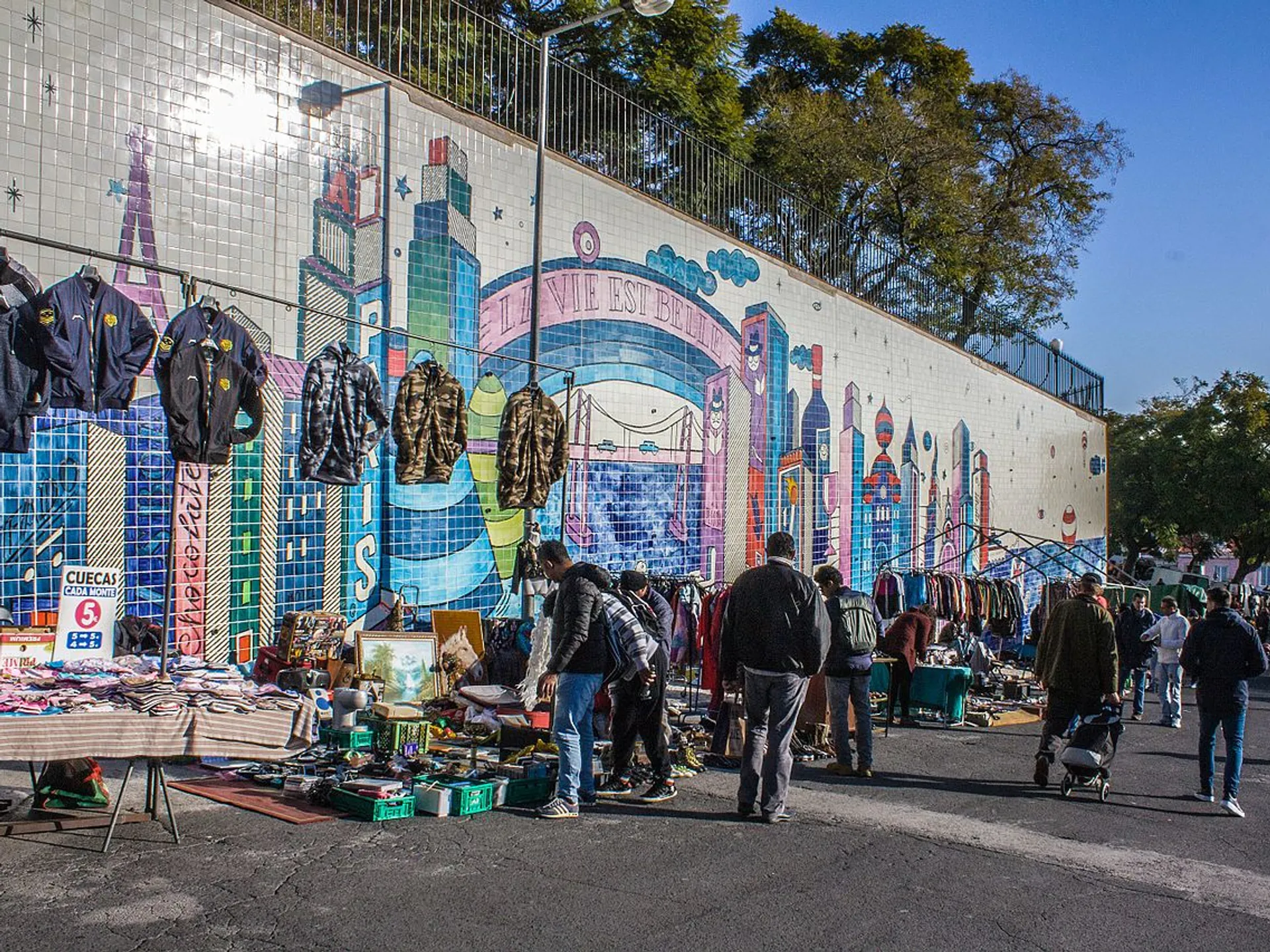 Puestos en la Feira da Ladra