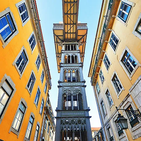 Elevador de Santa Justa en Lisboa visto desde abajo