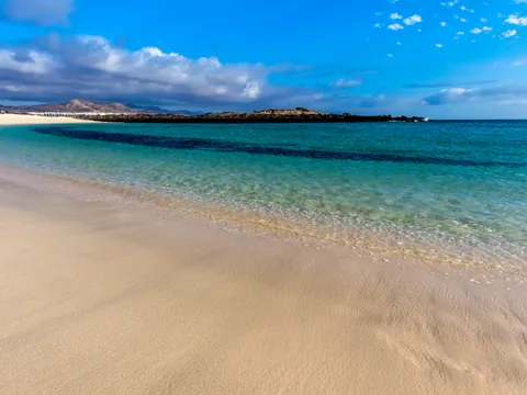La playa de la Concha será una de nuestras paradas en este paseo en catamarán.