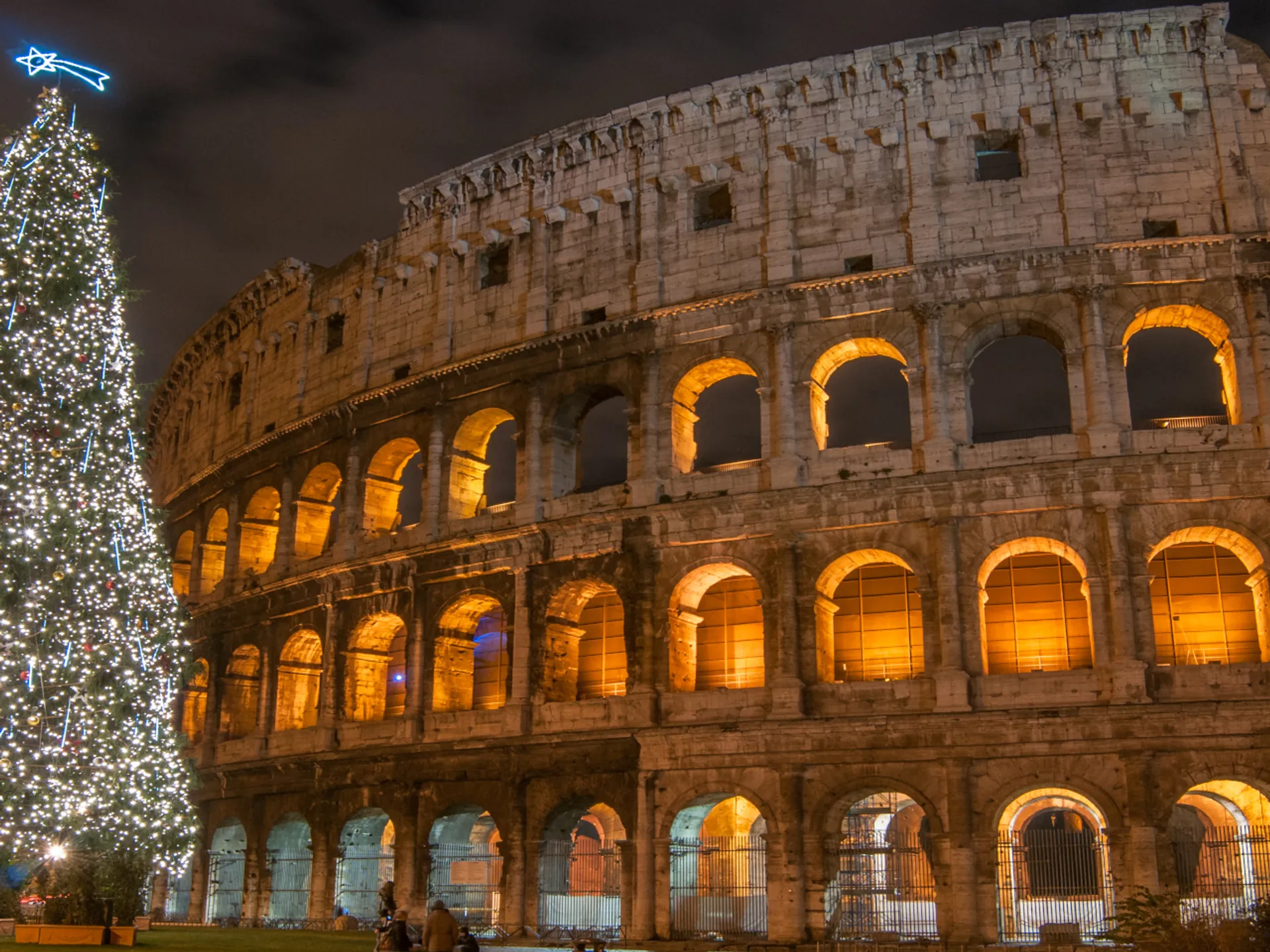 Árbol de Navidad frente al Coliseo - Navidades en Roma - Blog - Buendía Tours