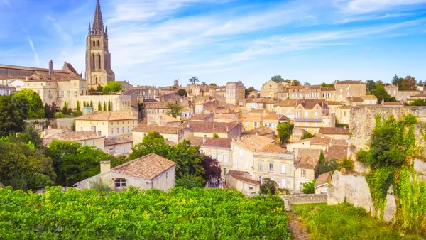 Vista general de Saint-Emilion, un paisaje medieval que enamora a primera vista.