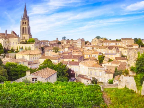 Vista general de Saint-Emilion, un paisaje medieval que enamora a primera vista.