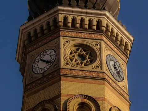 Torre con relojes y ornamentación de la Gran Sinagoga del barrio judío de Budapest