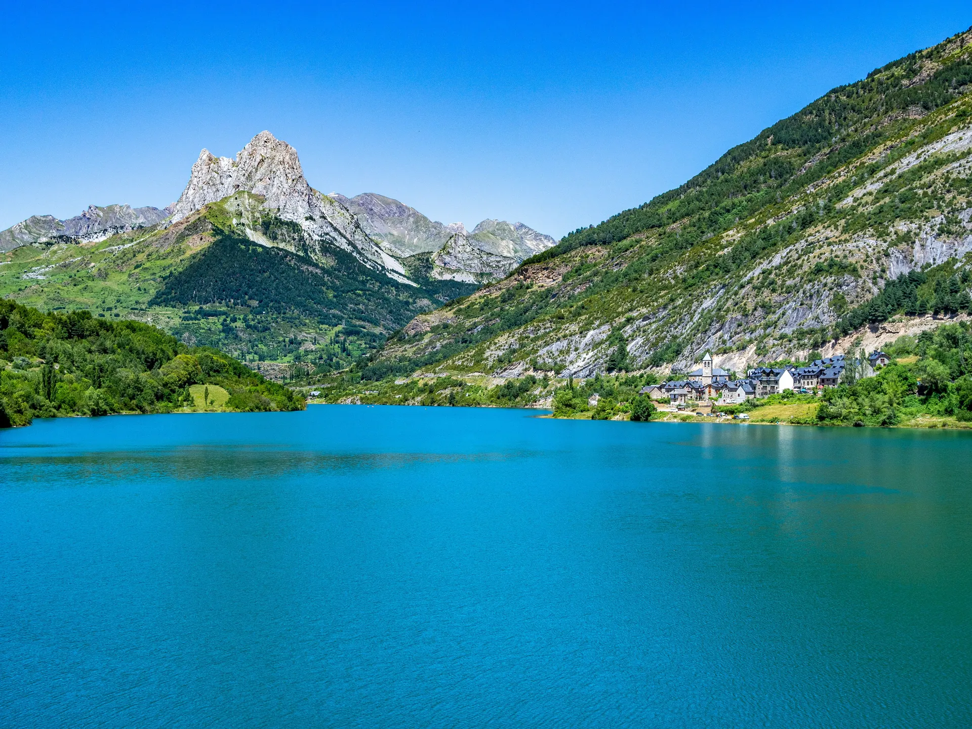 Aldea de Lanuza junto al embalse en sallent de gallego