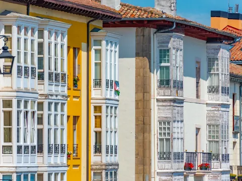 Fachadas coloridas del casco histórico de Vitoria-Álava, España