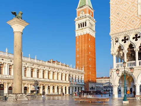 Plaza de San Marcos con el Campanile y el Palacio Ducal en Venecia