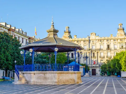 Kiosko de música en la Plaza Porticada del centro de Santander, Cantabria