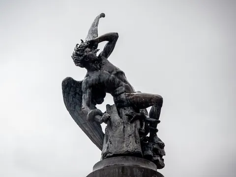 Estatua de El Ángel Caído, Retiro de Madrid.