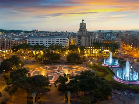 Vista nocturna de la Plaza de Cataluña