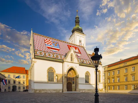 La iglesia de San Marcos tiene un techo de azulejos multicolores que forman el escudo de armas de Croacia.