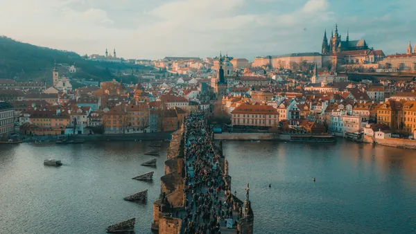 Personas cruzando el puente de Praga