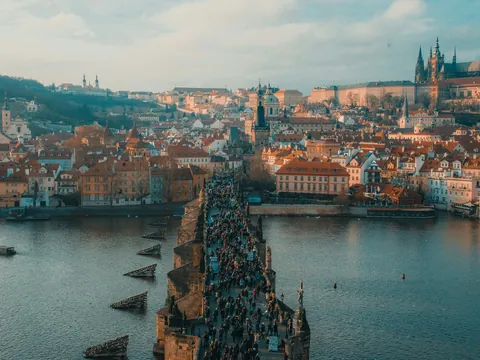 Personas cruzando el puente de Praga