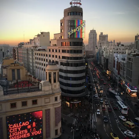 Gran Vía de Madrid - Qué ver en Madrid - Guía de viaje Madrid - Buendía Tours