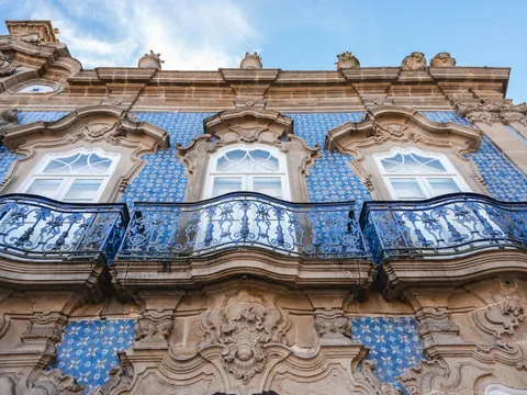 Fachada del Palácio do Raio en Braga decorada con azulejos azules y balcones ornamentados.