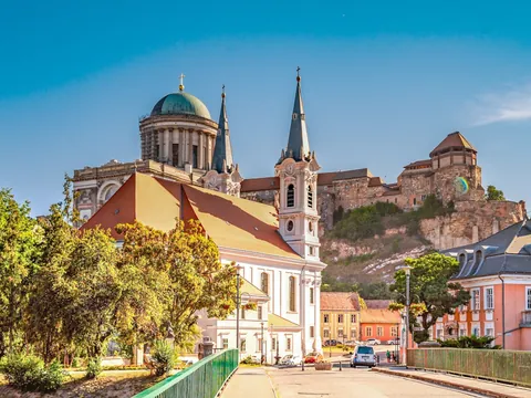 Iglesia de San Ignac y catedral de Esztergom, que verás en esta excursión desde Budapest.
