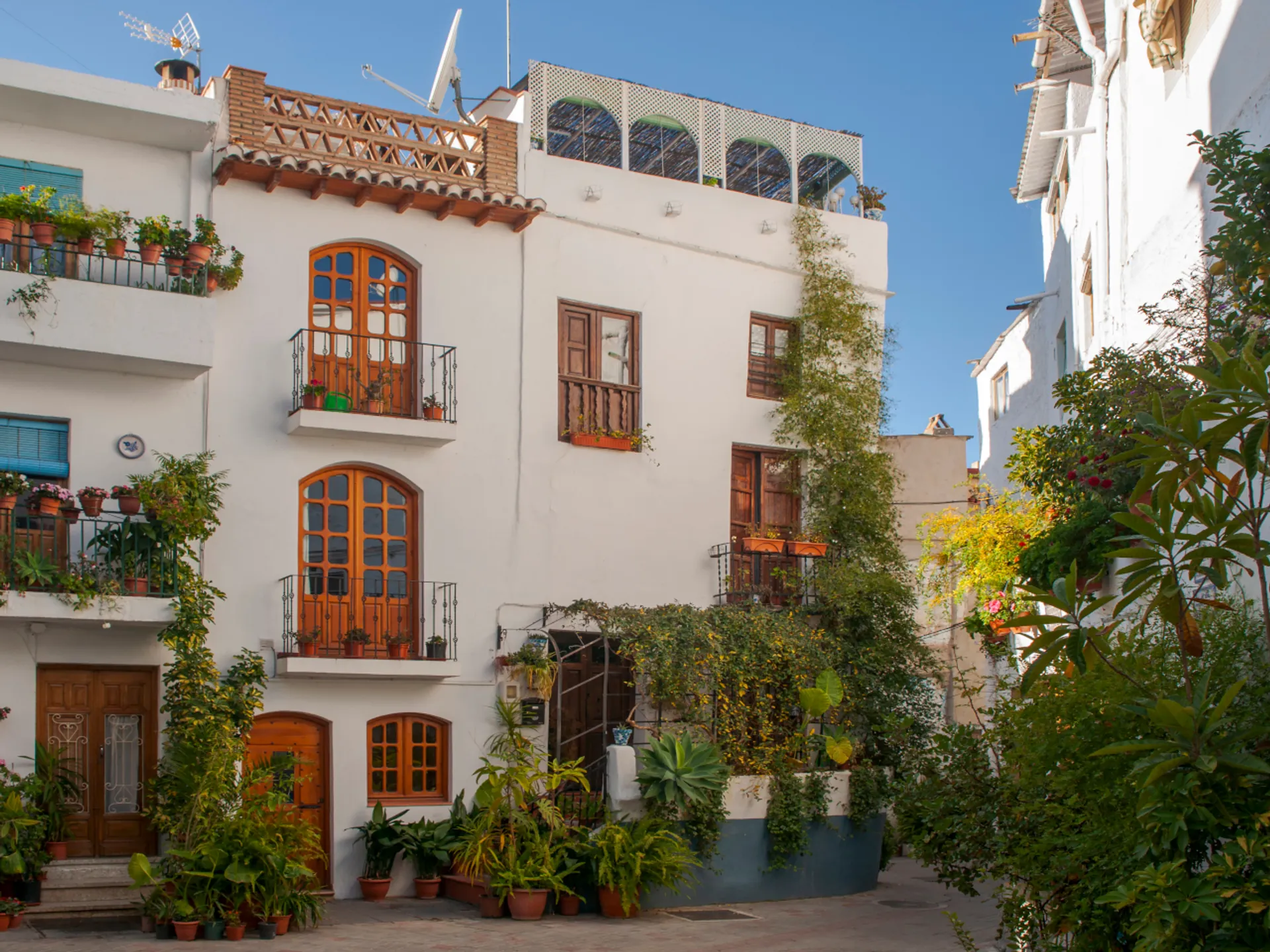 Plaza Lanjarón - Lanjarón: La puerta de la Alpujarra - Alrededores de Granada - Qué ver en Granada - Guía de Viajes Granada - Buendía