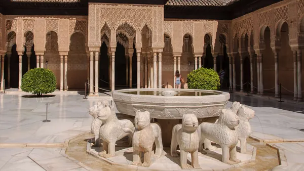 tour Alhambra privado entradas visita guiada Fuente Leones Granada