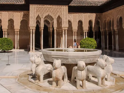 tour Alhambra privado entradas visita guiada Fuente Leones Granada