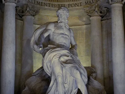 Escultura del dios Océano iluminada en la Fontana di Trevi en Roma, Italia