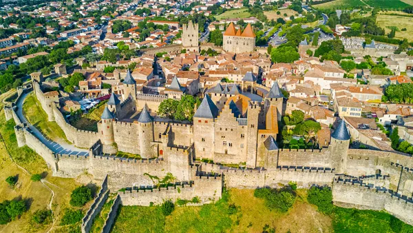 Vista aérea de la ciudadela fortificada de Carcasona, con sus murallas, torres y trazado urbano medieval.