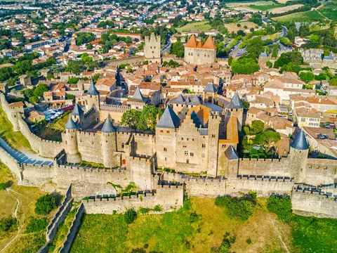 Vista aérea de la ciudadela fortificada de Carcasona, con sus murallas, torres y trazado urbano medieval.