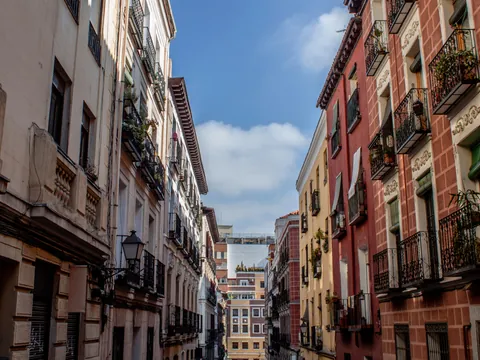 Pasearemos entre los edificios del Barrio de las Letras mientras el guía nos revela las historias de las mujeres olvidadas.