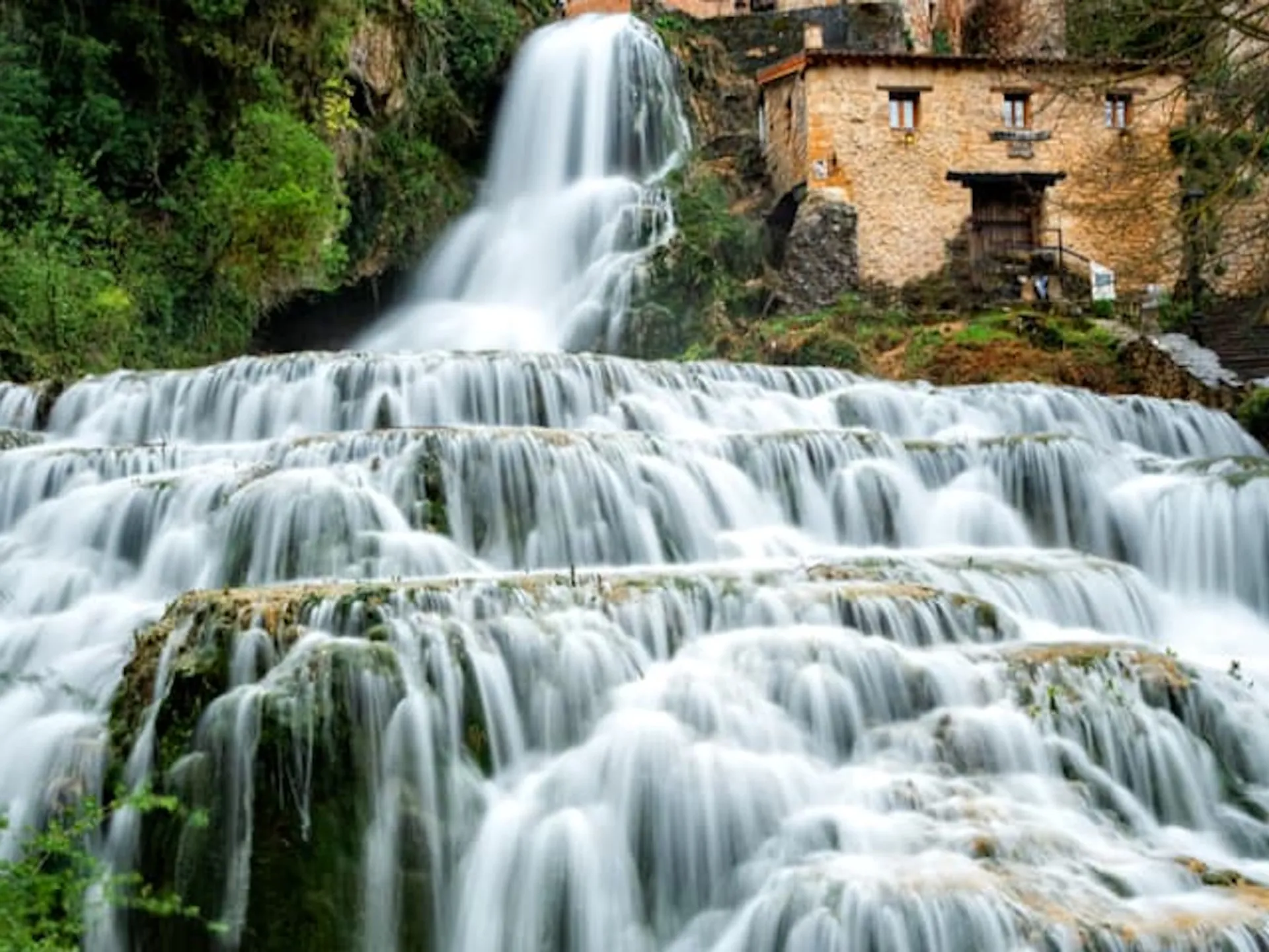 Salto de Orbaneja del Castillo - Una ruta por las mejores cascadas en España - Buendía