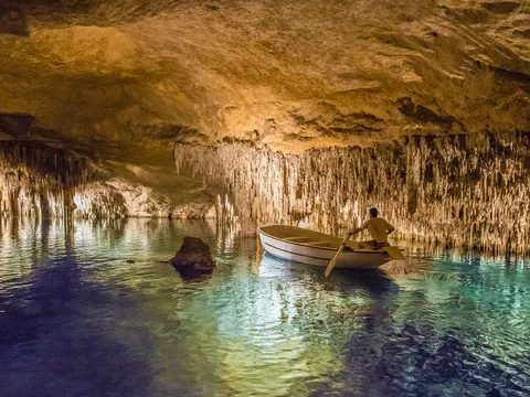 Bote navegando por el lago Martel en las Cuevas del Drach, Mallorca
