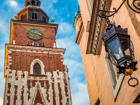 Torre del Antiguo Ayuntamiento en el casco histórico de Cracovia, Polonia