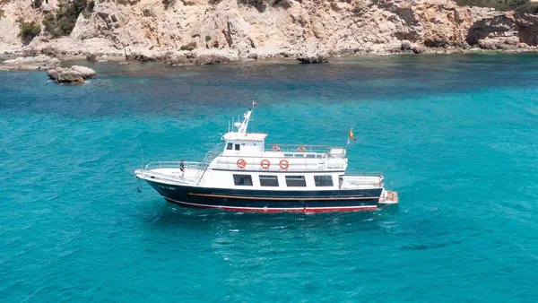 Barco de actividades en las cristalinas aguas de Palma de Mallorca