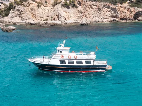 Barco de actividades en las cristalinas aguas de Palma de Mallorca