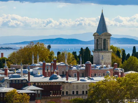 Panorámica del Palacio Topkapi con el Bósforo al fondo en Estambul