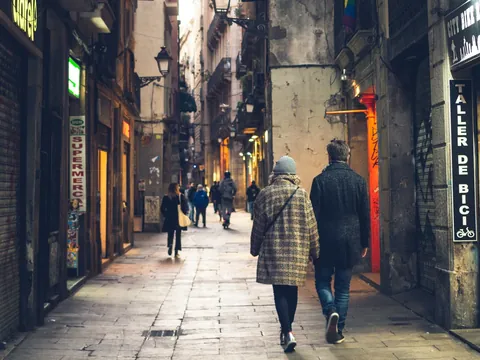 Pareja caminando por calle del Barrio Gótico de Barcelona