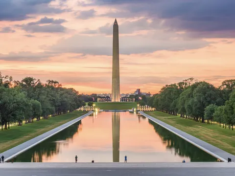 Monumento a Washington reflejado en el estanque al atardecer, Washington D.C.