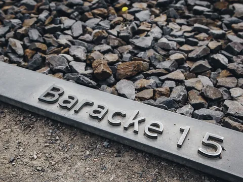 Placa metálica en el suelo con la inscripción 'Baracke 15' en Sachsenhausen