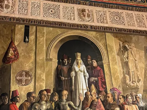Mural histórico en el Alcázar de Segovia que representa una coronación real.