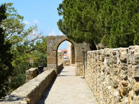 Pasarela de piedra del Castillo de San Jorge en Lisboa durante un día soleado