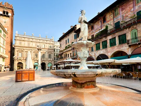 Fuente Madonna Verona en Piazza delle Erbe con edificios históricos de Verona