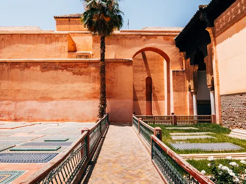 Patio de las Tumbas Saadíes en el complejo funerario de Marrakech