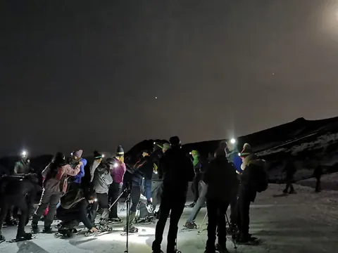 Grupo equipándose con raquetas y frontales en Fuentes de Invierno