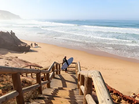 Playa de Ericeira con surfistas