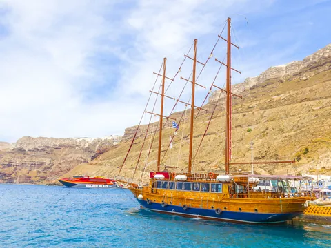 Crucreo islas Volcanicas Cena barco Santorini Puesta de Sol Oia Sunset paseo en barco Tradicional Griego Nea Kameni Volcal Palea Kameni Hot Spring Thirassia Grecia