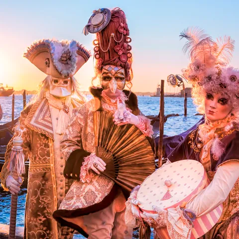 Disfraces en los canales durante el Carnaval de Venecia - Carnaval de Venecia 2024: Lo que tienes que saber - Blog - Buendía Tours