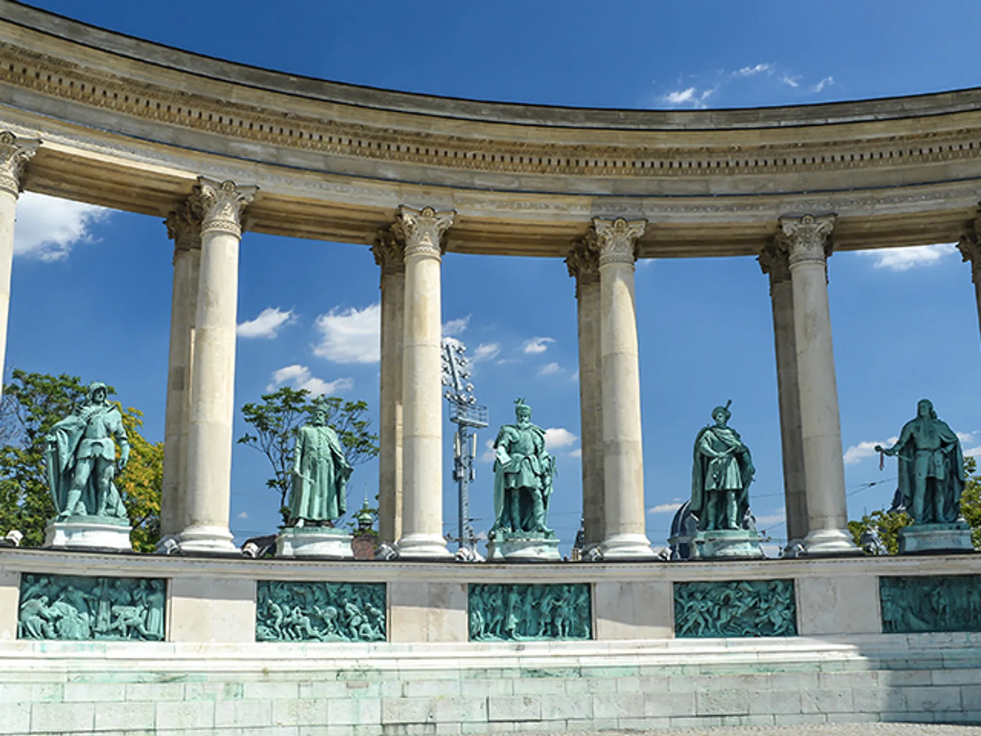 Estatuas en la Plaza de los Héroes de Budapest