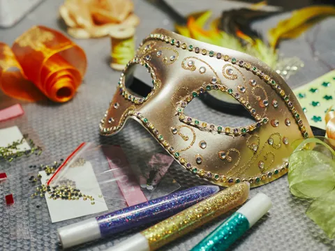 Diseño, pintura y decoración de una máscara del carnaval de Venecia.