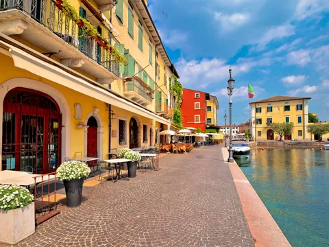 Coloridas calles en la ciudad de Lazise, una de las paradas de esta excursión a Sirmione y el Lago Garda desde Verona.